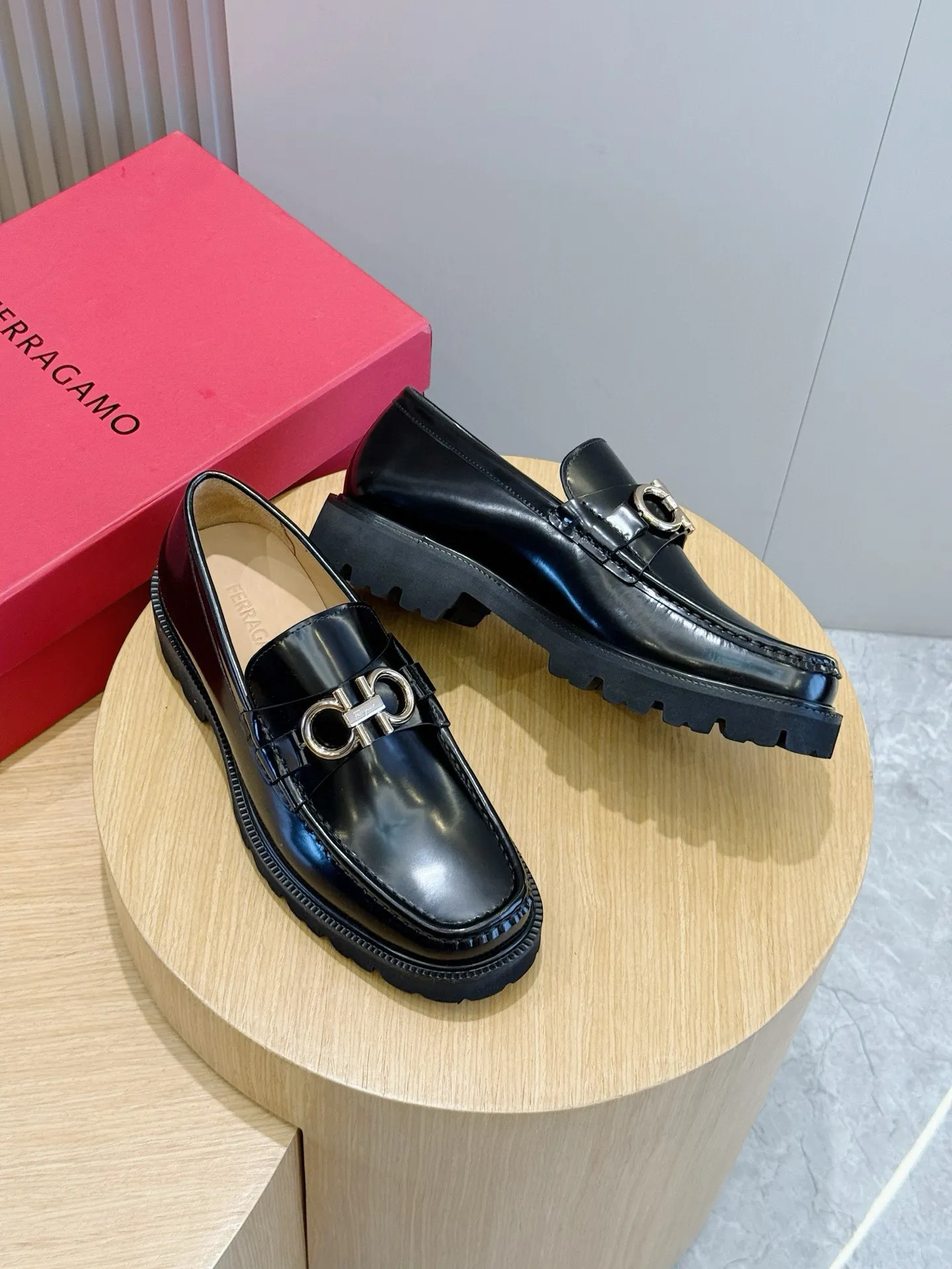 [Ferragamo] Top P: 760💰 Number of yards: 39~44 (38.45. Customized, non-returnable) Ferragamo men's leather derby shoes. The new derby shoes are light in texture and cool in style. They adopt exquisite eyelet uppers and novelly define urban trends. Made of brushed cowhide, it has a plump and rounded toe box and is decorated with delicate wingtip decorative details. Imported cowhide + cowhide lining.